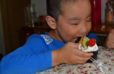 宝妈因孩子吃了同学蛋糕发飙,孩子吃蛋糕引发宝妈激烈反应