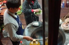 娱乐吃瓜酱姐姐摆摊,娱乐吃瓜酱姐姐的街头摆摊传奇