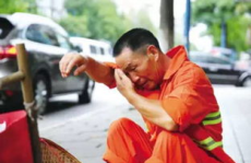 娱乐吃瓜酱环卫工人,默默守护城市清洁的“吃瓜酱”英雄