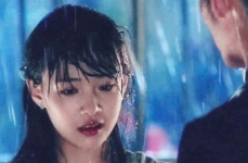 娱乐吃瓜酱奶奶淋雨,娱乐界的暖心瞬间