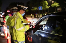 官方通报交警查酒驾放行公安局人员,交警查酒驾意外放行公安局人员